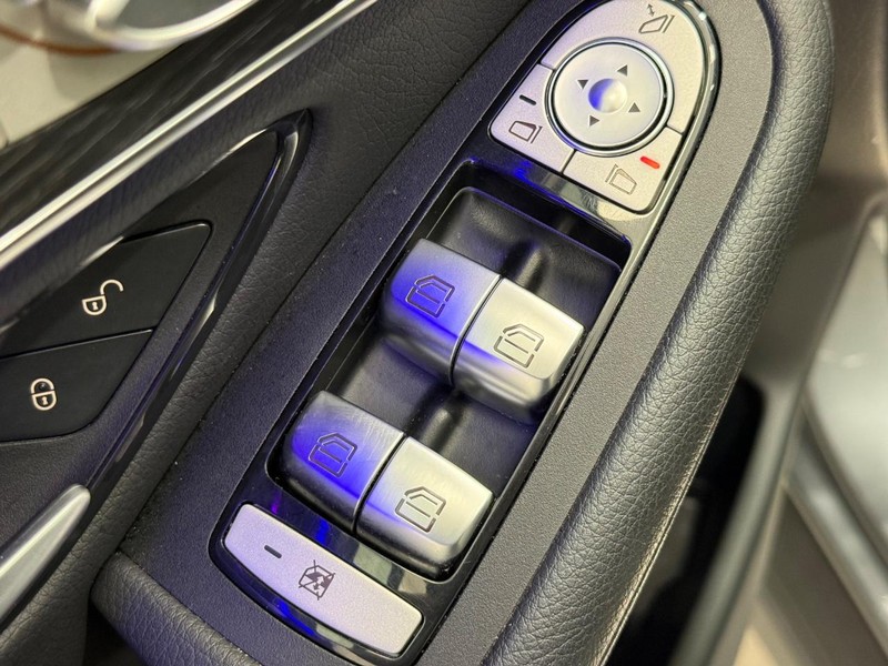 Mercedes-Benz GLC Vehicle Full-screen Gallery Image 18