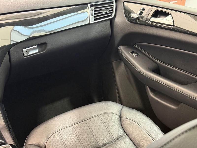 Mercedes-Benz GLE Vehicle Image 12