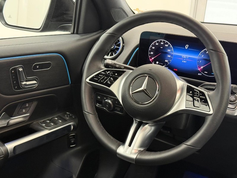 Mercedes-Benz GLB Vehicle Image 12