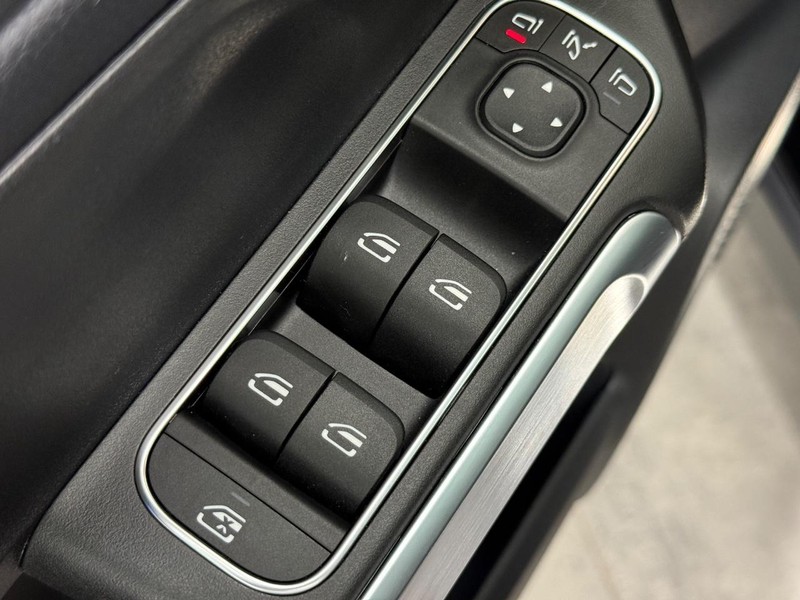 Mercedes-Benz GLB Vehicle Image 20