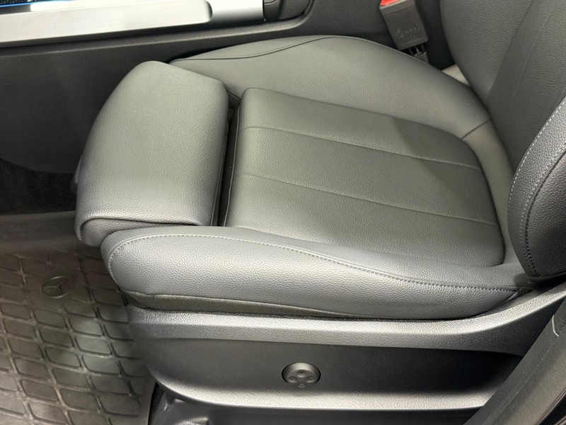 Mercedes-Benz GLB Vehicle Image 21
