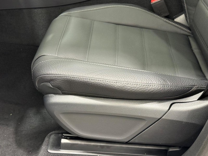 Mercedes-Benz GLE Vehicle Image 17