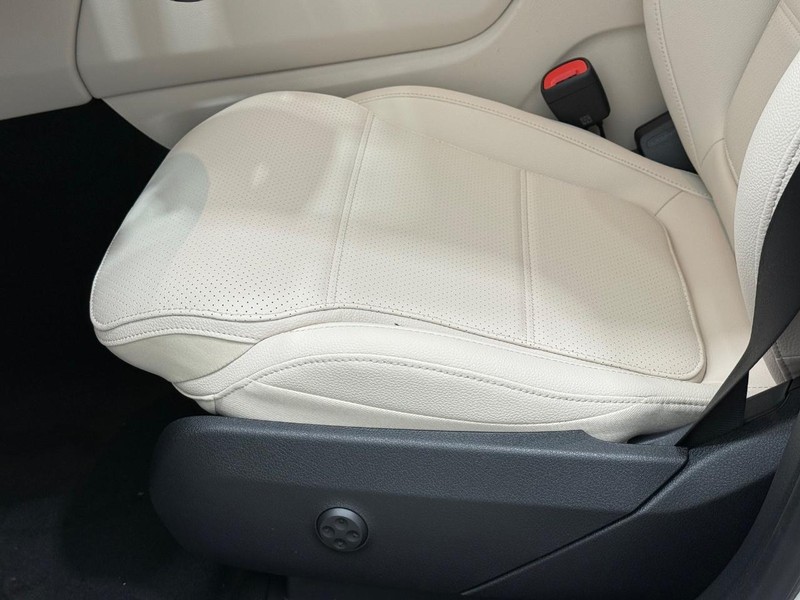 Mercedes-Benz GLC Vehicle Image 16