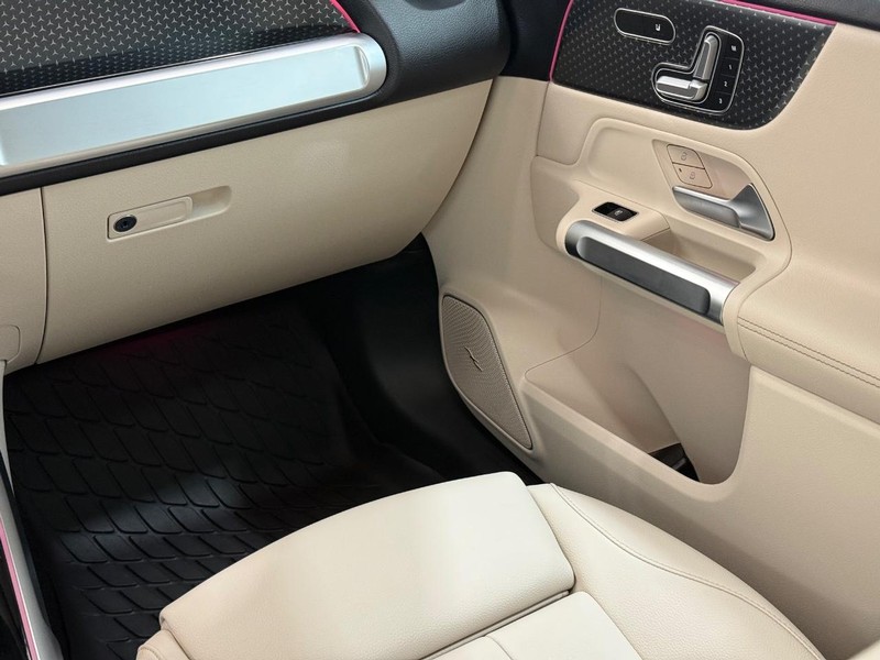 Mercedes-Benz GLB Vehicle Image 12