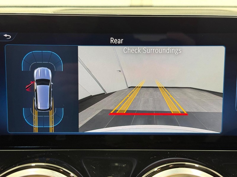 Mercedes-Benz GLB Vehicle Image 17