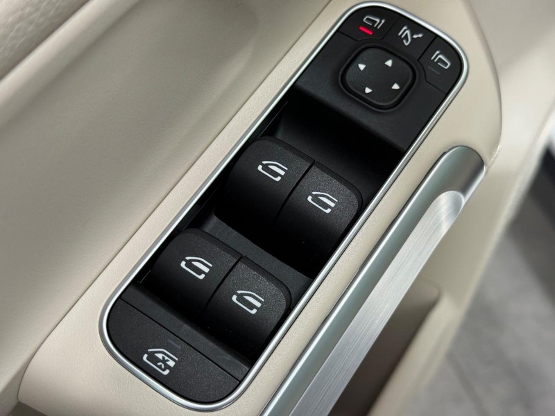 Mercedes-Benz GLB Vehicle Image 18