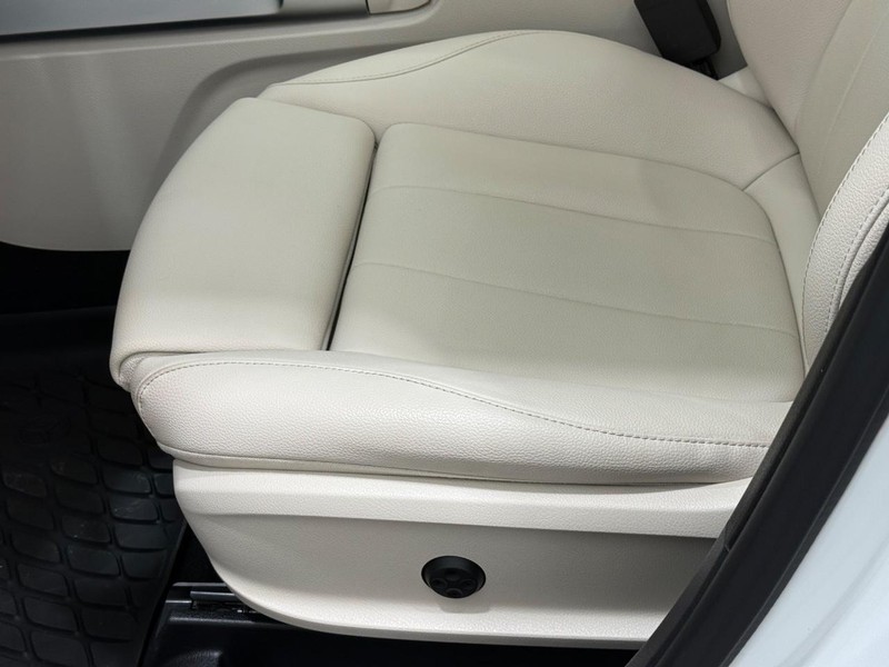 Mercedes-Benz GLB Vehicle Image 19