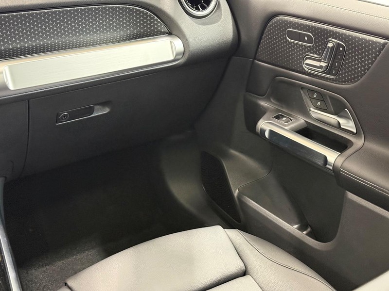 Mercedes-Benz GLB Vehicle Image 8