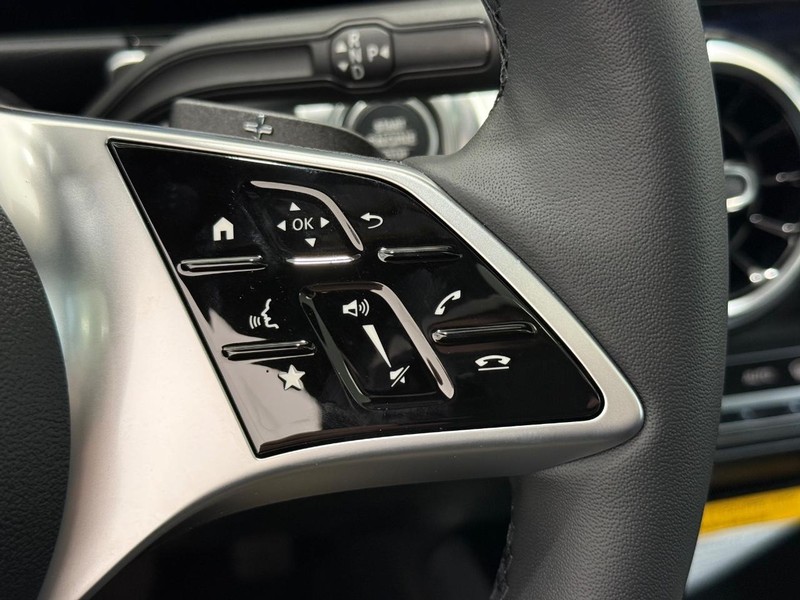 Mercedes-Benz GLB Vehicle Image 11