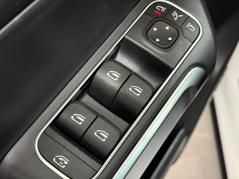 Mercedes-Benz GLB Vehicle Image 13