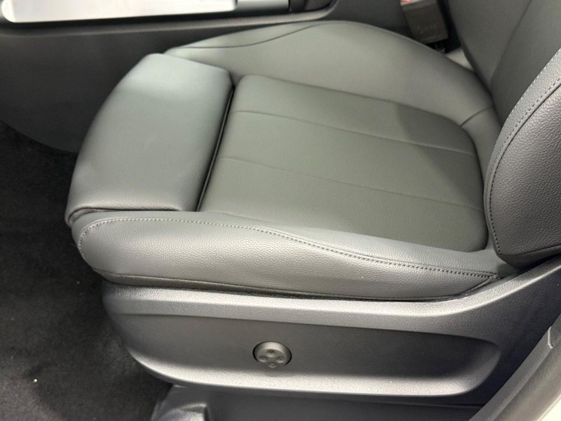 Mercedes-Benz GLB Vehicle Image 14