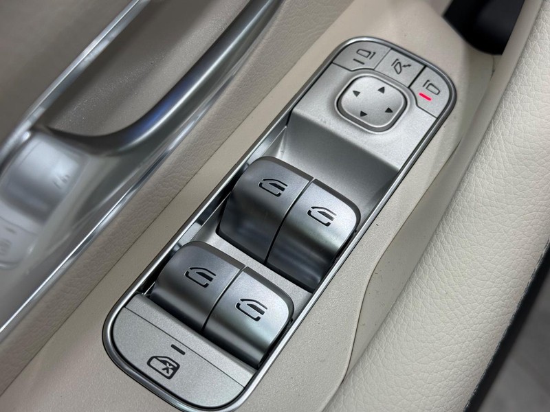 Mercedes-Benz GLE Vehicle Image 16