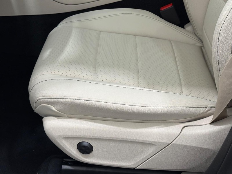 Mercedes-Benz GLE Vehicle Image 17