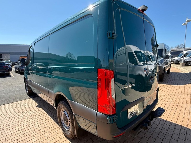 Mercedes-Benz Sprinter Cargo Van Vehicle Full-screen Gallery Image 05