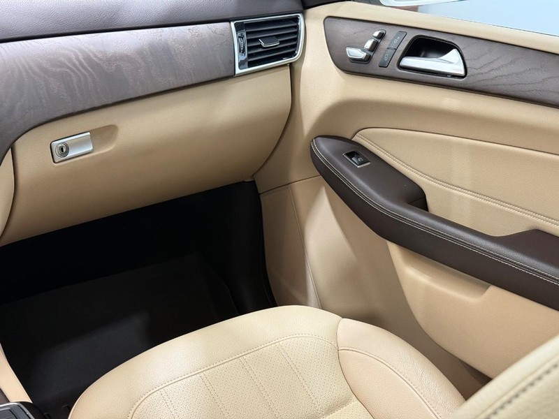 Mercedes-Benz GLE Vehicle Image 9