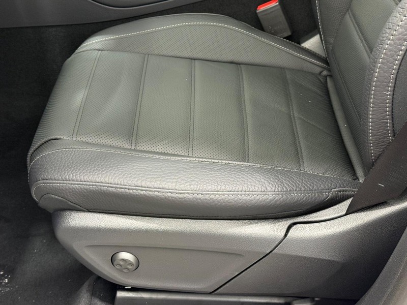 Mercedes-Benz GLE Vehicle Image 17