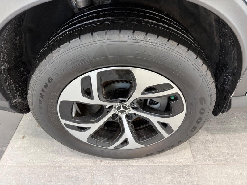 Mercedes-Benz GLC Vehicle Full-screen Gallery Image 04