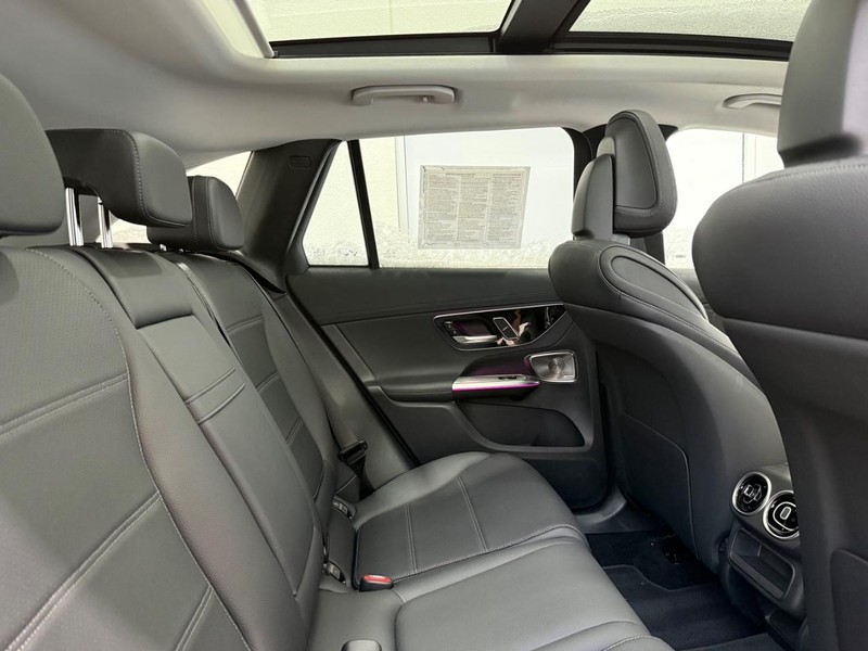 Mercedes-Benz GLC Vehicle Full-screen Gallery Image 05