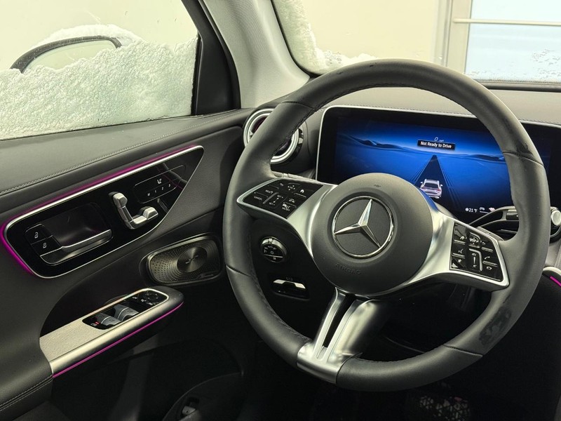 Mercedes-Benz GLC Vehicle Full-screen Gallery Image 08