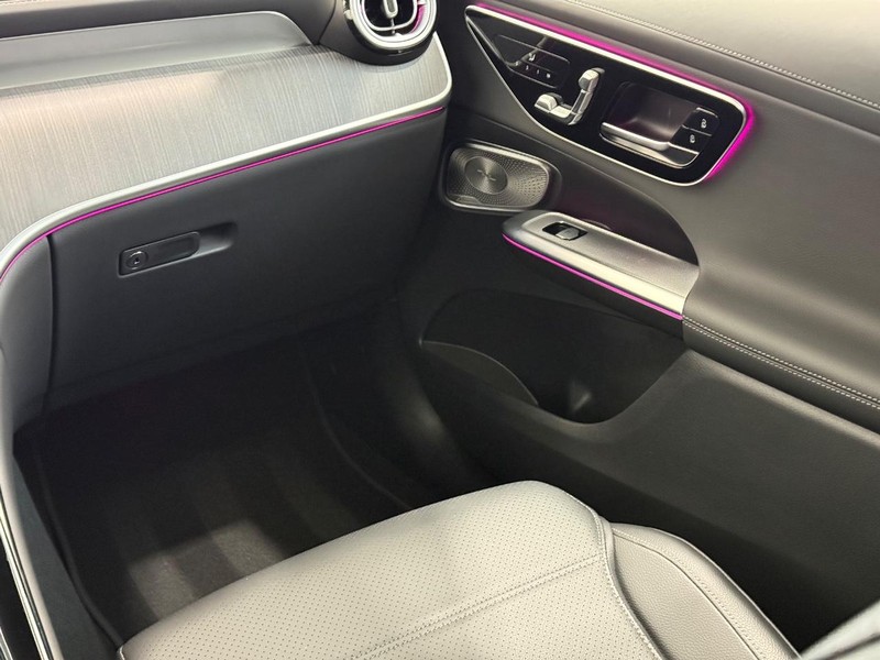 Mercedes-Benz GLC Vehicle Full-screen Gallery Image 09