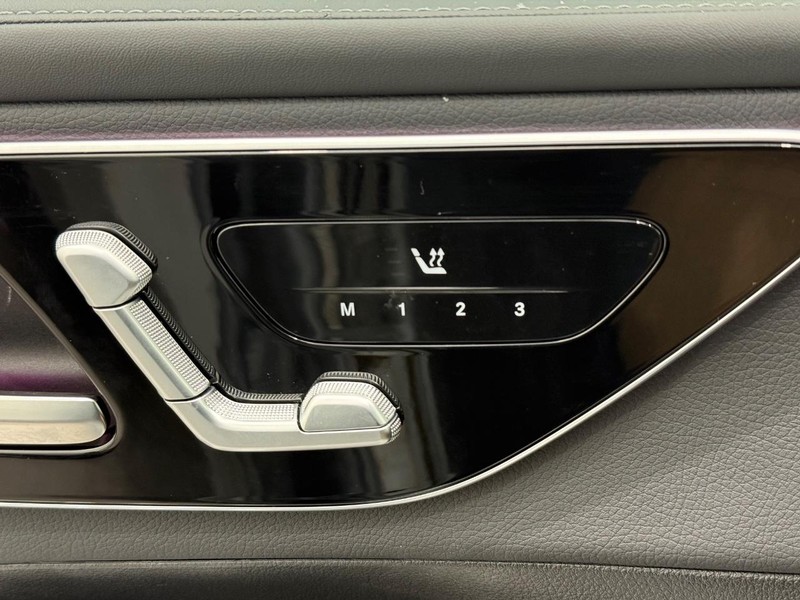 Mercedes-Benz GLC Vehicle Full-screen Gallery Image 11