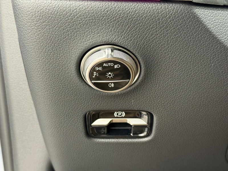 Mercedes-Benz GLC Vehicle Full-screen Gallery Image 12