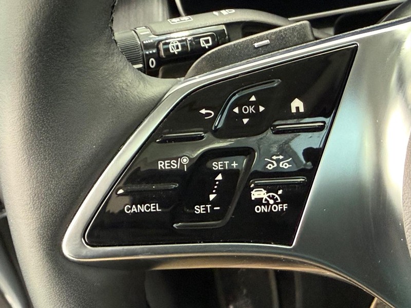 Mercedes-Benz GLC Vehicle Full-screen Gallery Image 13