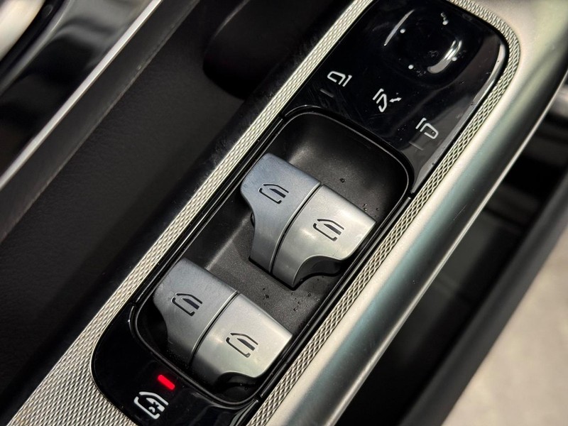 Mercedes-Benz GLC Vehicle Full-screen Gallery Image 17