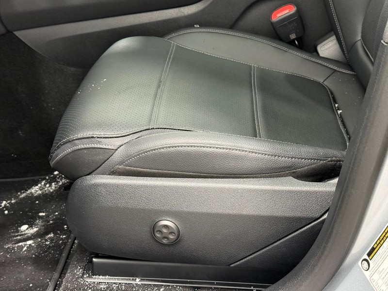 Mercedes-Benz GLC Vehicle Full-screen Gallery Image 18