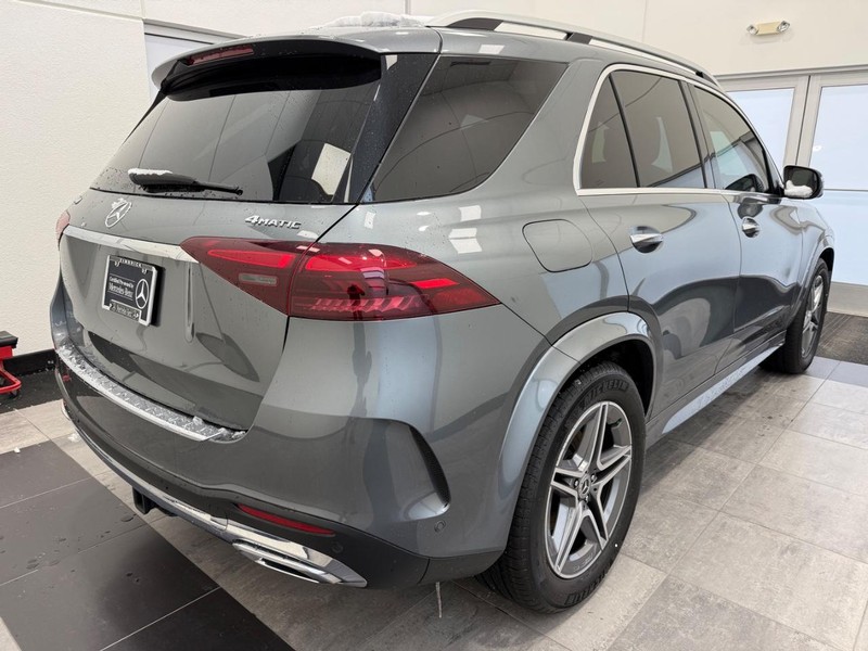 Mercedes-Benz GLE Vehicle Full-screen Gallery Image 02