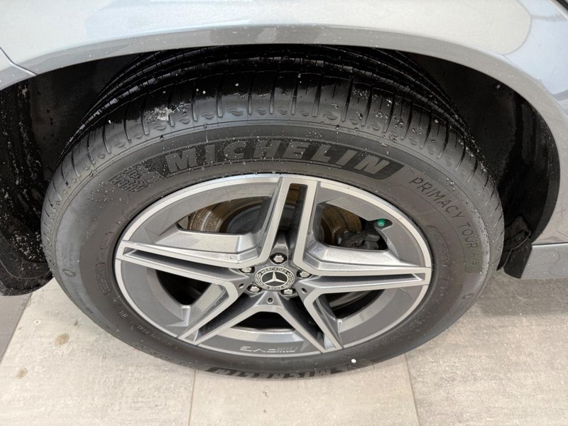 Mercedes-Benz GLE Vehicle Full-screen Gallery Image 04