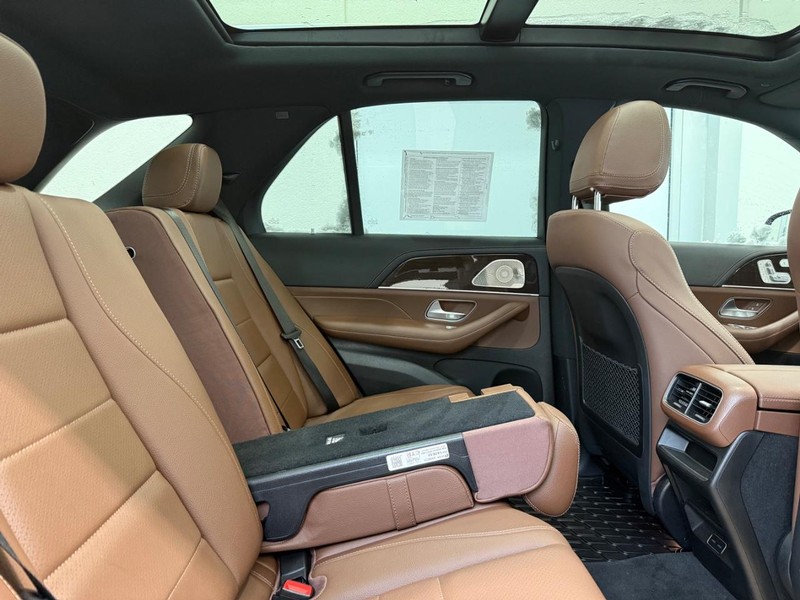 Mercedes-Benz GLE Vehicle Full-screen Gallery Image 05