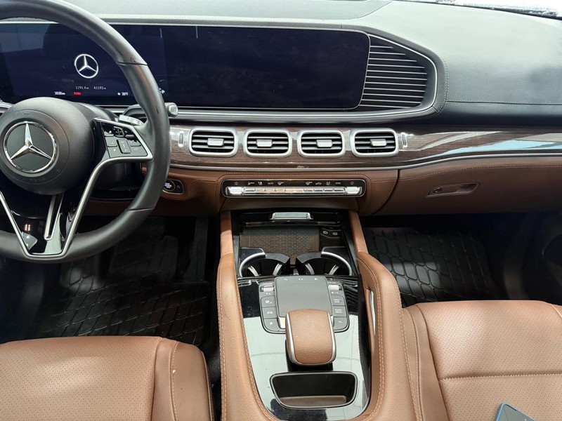 Mercedes-Benz GLE Vehicle Full-screen Gallery Image 06