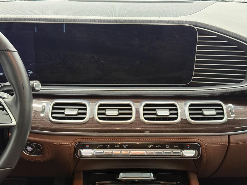 Mercedes-Benz GLE Vehicle Full-screen Gallery Image 07