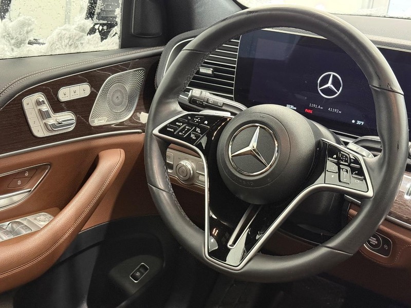 Mercedes-Benz GLE Vehicle Full-screen Gallery Image 08