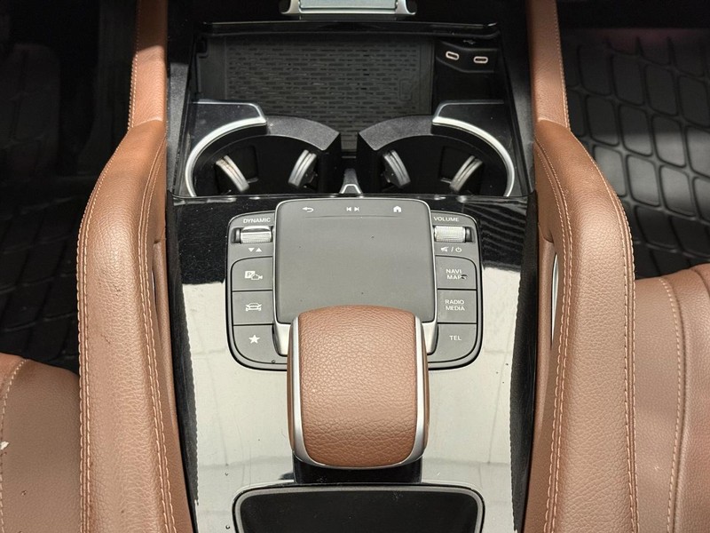 Mercedes-Benz GLE Vehicle Full-screen Gallery Image 09