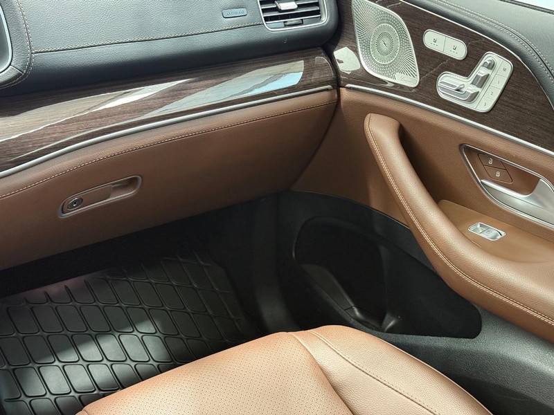 Mercedes-Benz GLE Vehicle Full-screen Gallery Image 10