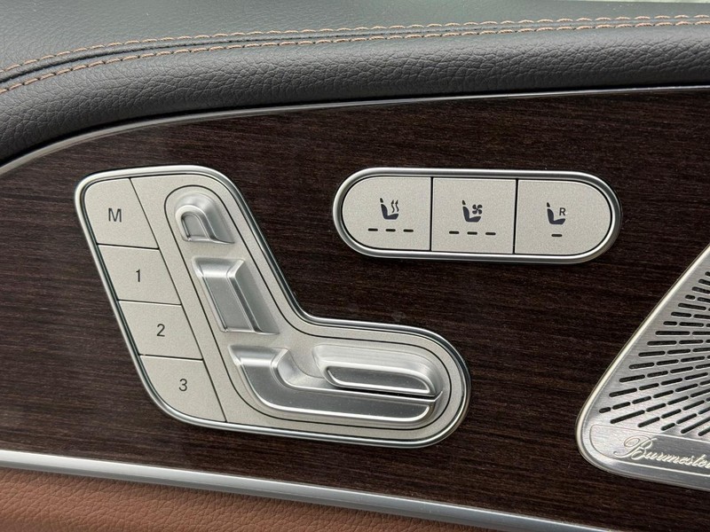 Mercedes-Benz GLE Vehicle Full-screen Gallery Image 11