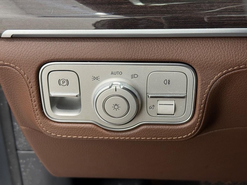 Mercedes-Benz GLE Vehicle Full-screen Gallery Image 12