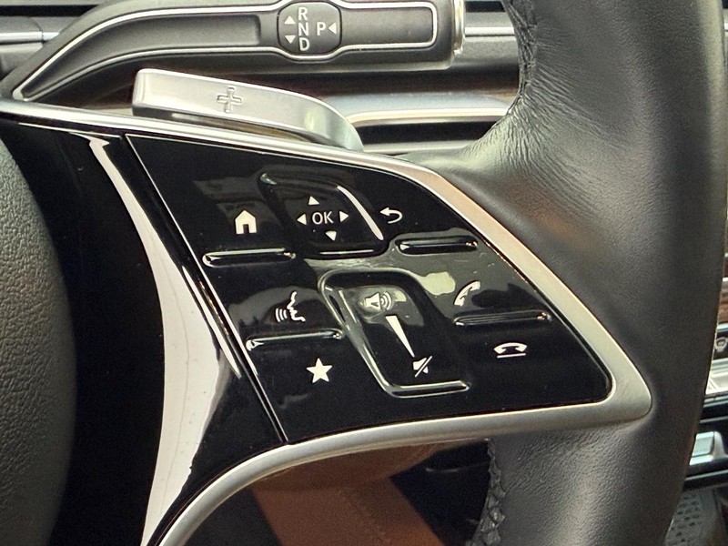 Mercedes-Benz GLE Vehicle Full-screen Gallery Image 14