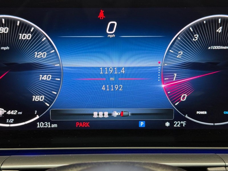 Mercedes-Benz GLE Vehicle Full-screen Gallery Image 17