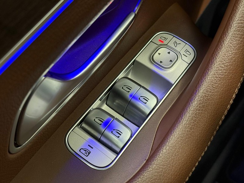 Mercedes-Benz GLE Vehicle Full-screen Gallery Image 20