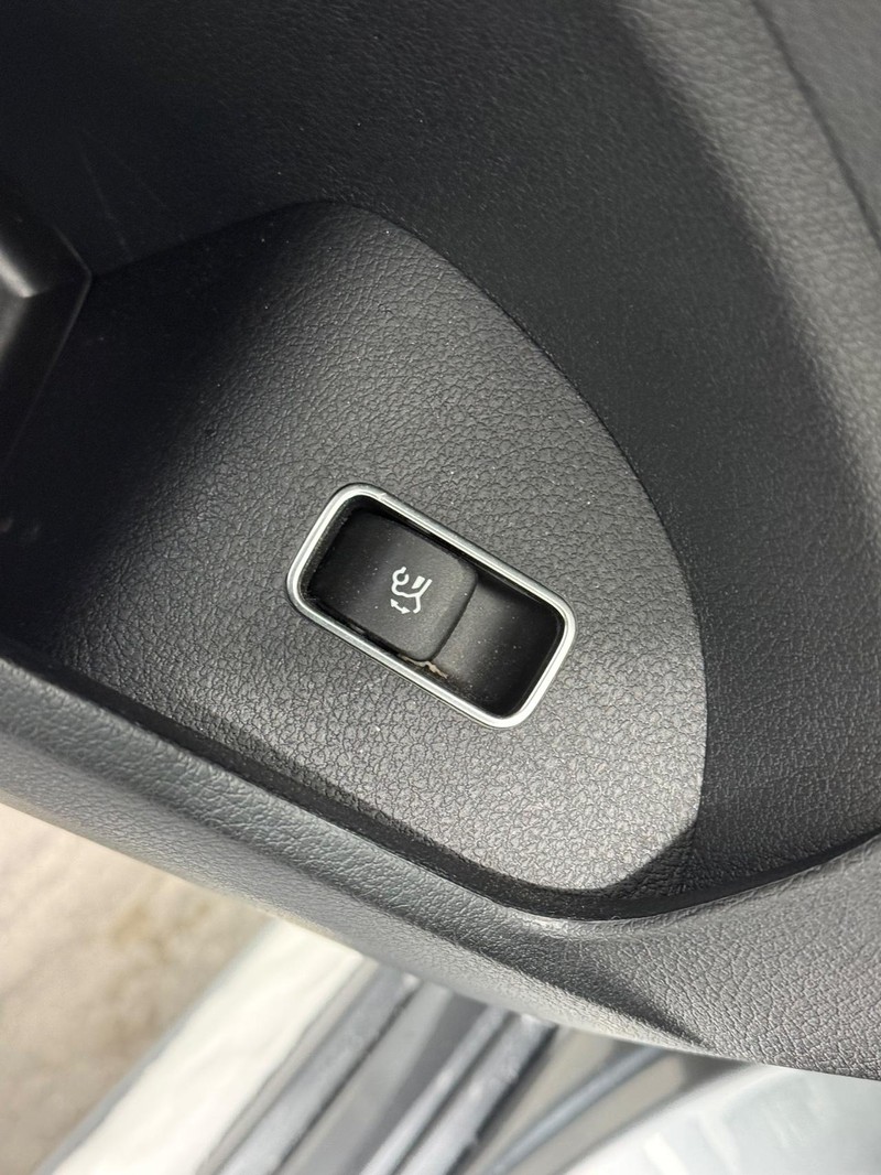 Mercedes-Benz GLE Vehicle Full-screen Gallery Image 21