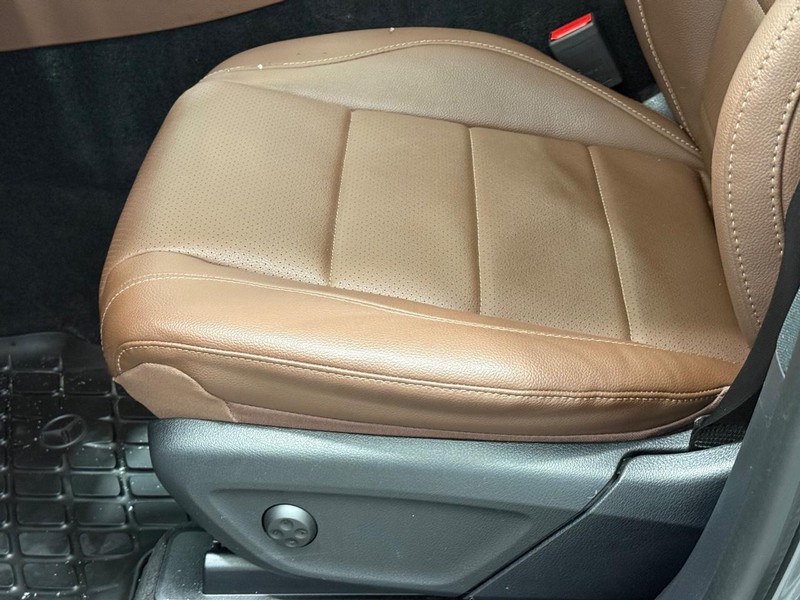 Mercedes-Benz GLE Vehicle Full-screen Gallery Image 22