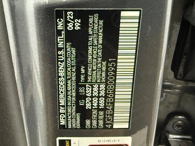 Mercedes-Benz GLE Vehicle Full-screen Gallery Image 23