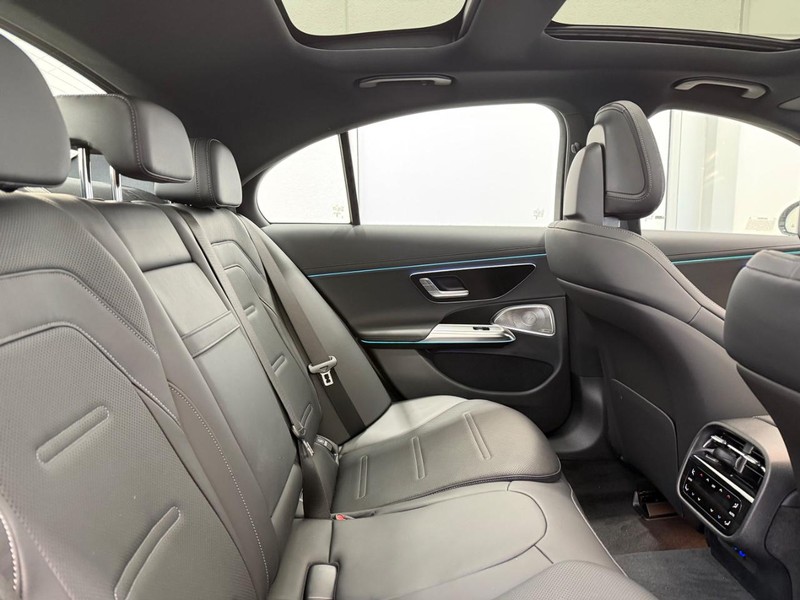 Mercedes-Benz E-Class Vehicle Image 4