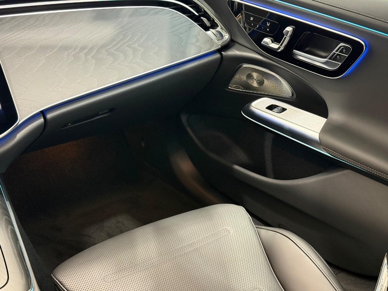 Mercedes-Benz E-Class Vehicle Image 8