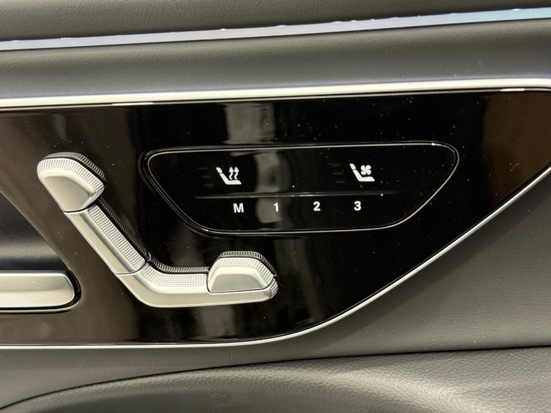 Mercedes-Benz E-Class Vehicle Image 9