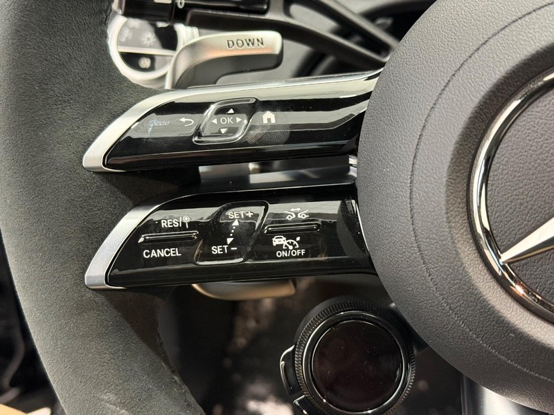 Mercedes-Benz E-Class Vehicle Image 10