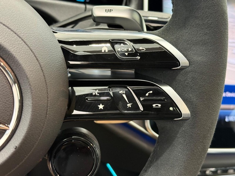 Mercedes-Benz E-Class Vehicle Image 11